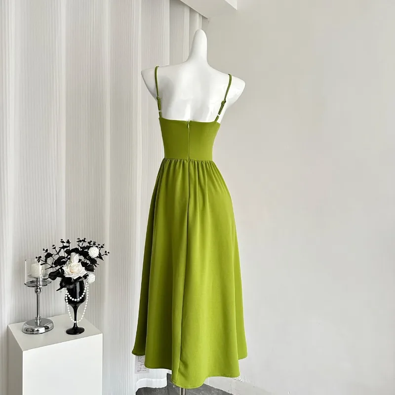 Zakazano palenia zielonych pęczków, sukienek typu slip w kolorze zielonego lasu, damskich wczesnowiosennych i letnich spódnic retro w stylu francuskim.