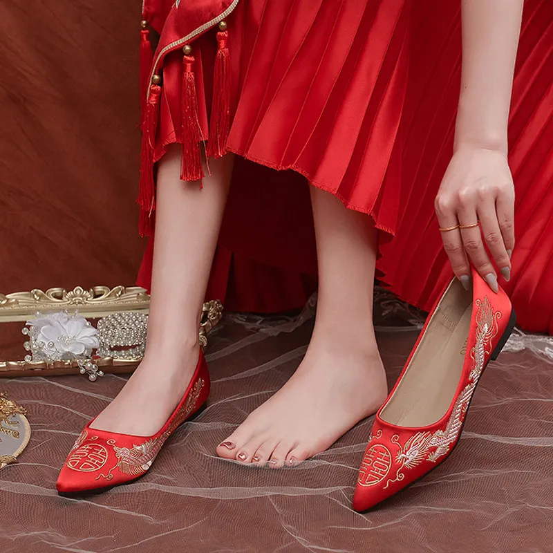 2026 Women's Bright Red Satin Dragon Phoenix Embroidery Pointed Toe Wedding Flat Shoes Q-631