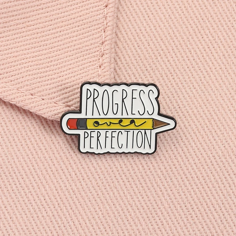Fortschritte über Perfektion Bleistift Emaille Pin Bildung zurück zur Schule inspirierendes Zitat Brosche Revers Abzeichen Student Schmuck Geschenk