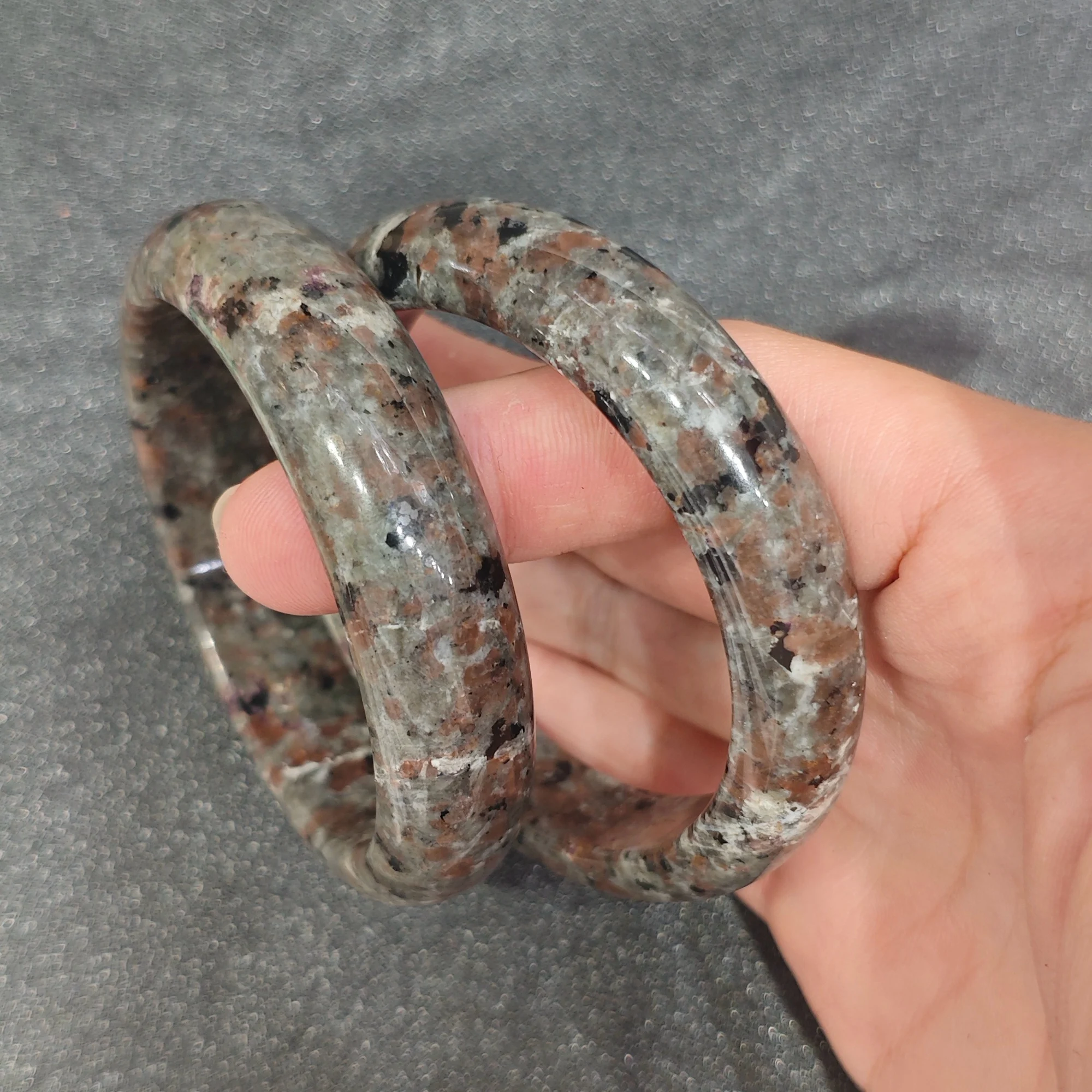 Natural Yooperlite Bangle Bracelet Gemstone Smooth Bangle UV Reactive Fluorescent Sodalite Emberlite Supply 1 Piece