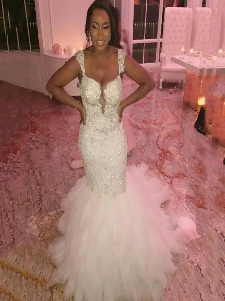 Suknie ślubne z koralikami i cekinami na zamówienie, tren typu sweep, krótkie rękawki, dekolt w serduszko, warstwowe falbany, suknia ślubna