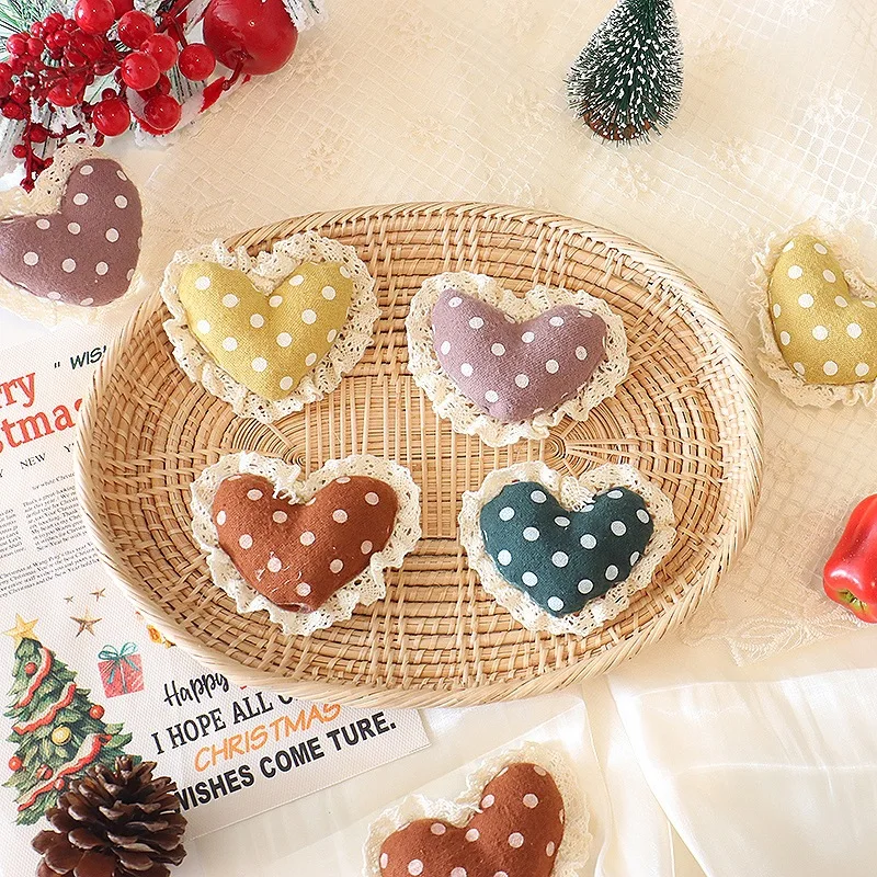 

Кружевная брошь-сердце в горошек с хлопковым наполнителем, ручной работы, тканевая цветочная булавка для шляпы, сумки, куртки, аксессуар