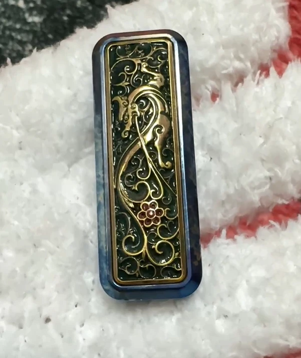 

Б/у EDC даже титановый маленький желтый крокер + нашивка Year of the Loong, слайдер, декомпрессионные игрушки