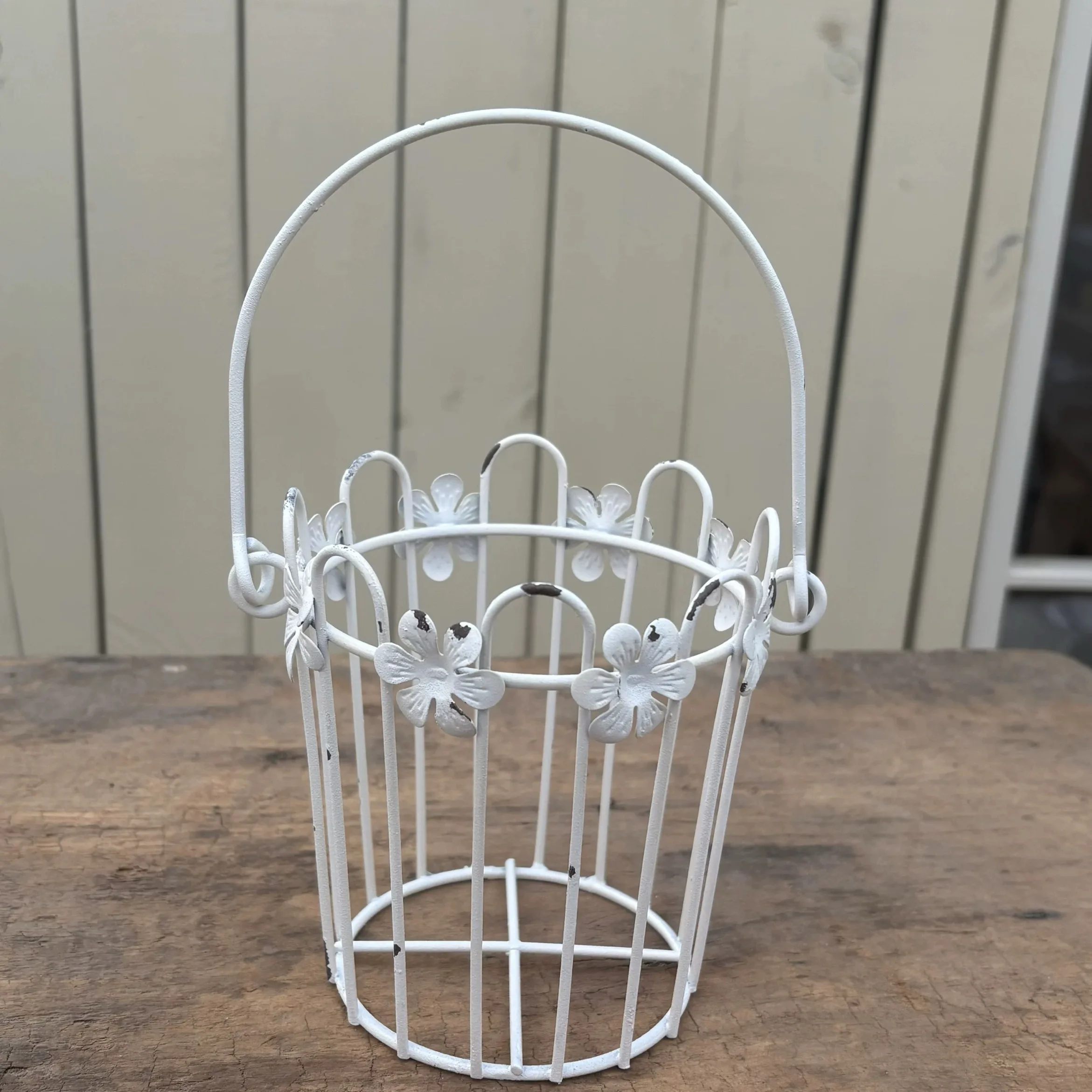 

White Metal Wire Basket with Handle and Floral Decoration, Small Decorative Storage Basket, 8.6 x 11.5 x 20 cm