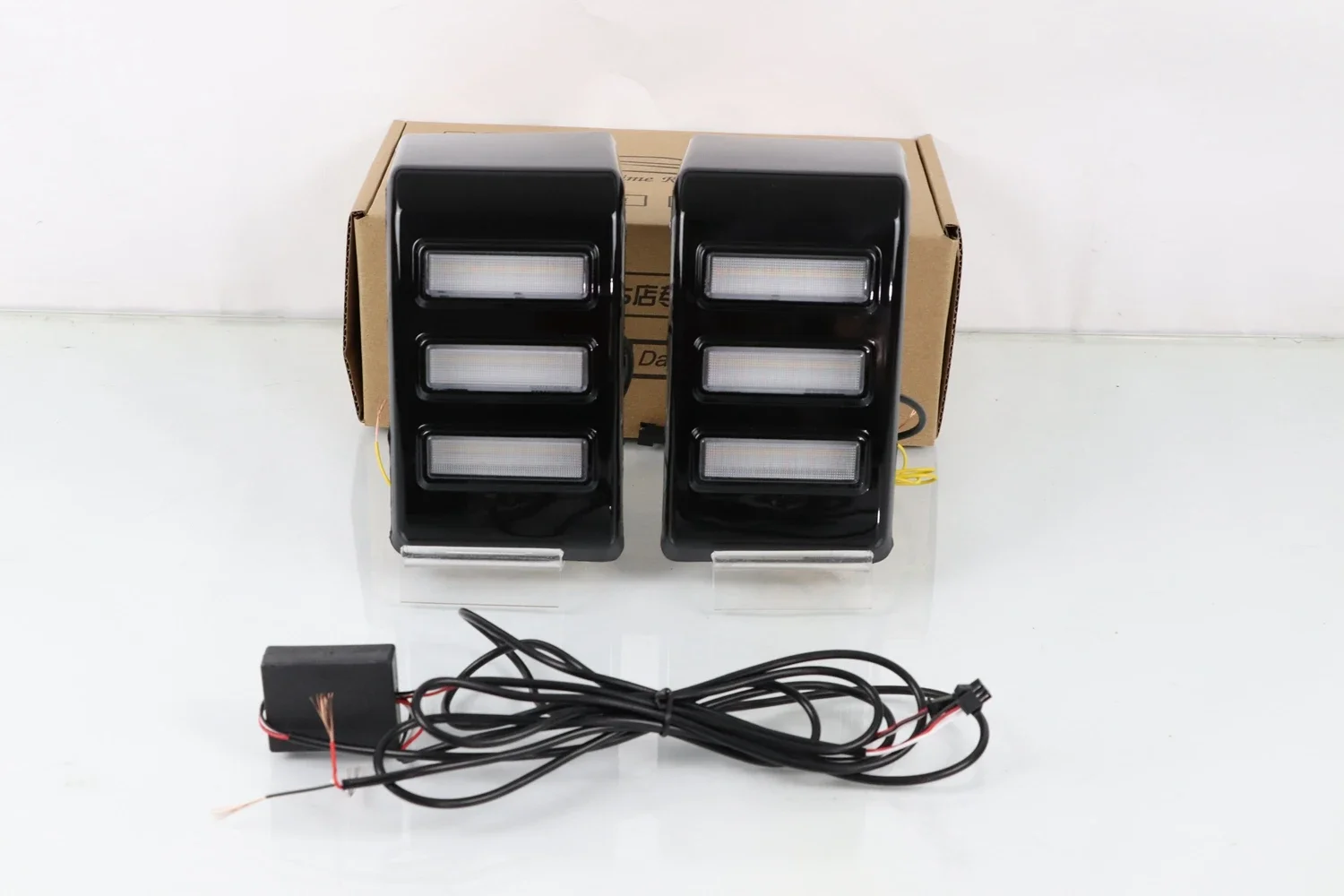 

A Pair of Daytime Running Light for Great Wall Tank 300 2021 DRL WIth Warning Lamp 3 Colors Changeable Flow Turn Signal