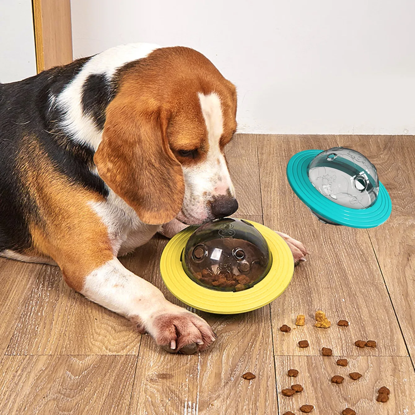 Venta al por mayor, pelota de golosinas IQ con forma de OVNI, juguetes interactivos de entrenamiento de movimiento para perros con dispensación de alimentos para entretenimiento de mascotas