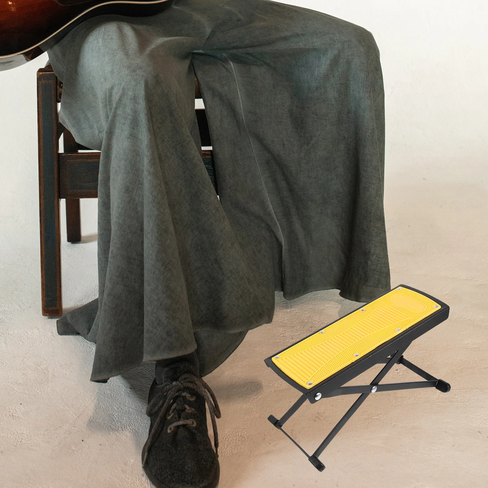 

1Pcs Guitar Footstool Yellow Metal Folding Pedal Adjustable Guitar Performance Footboard Practice Accessory Footstool Pedal