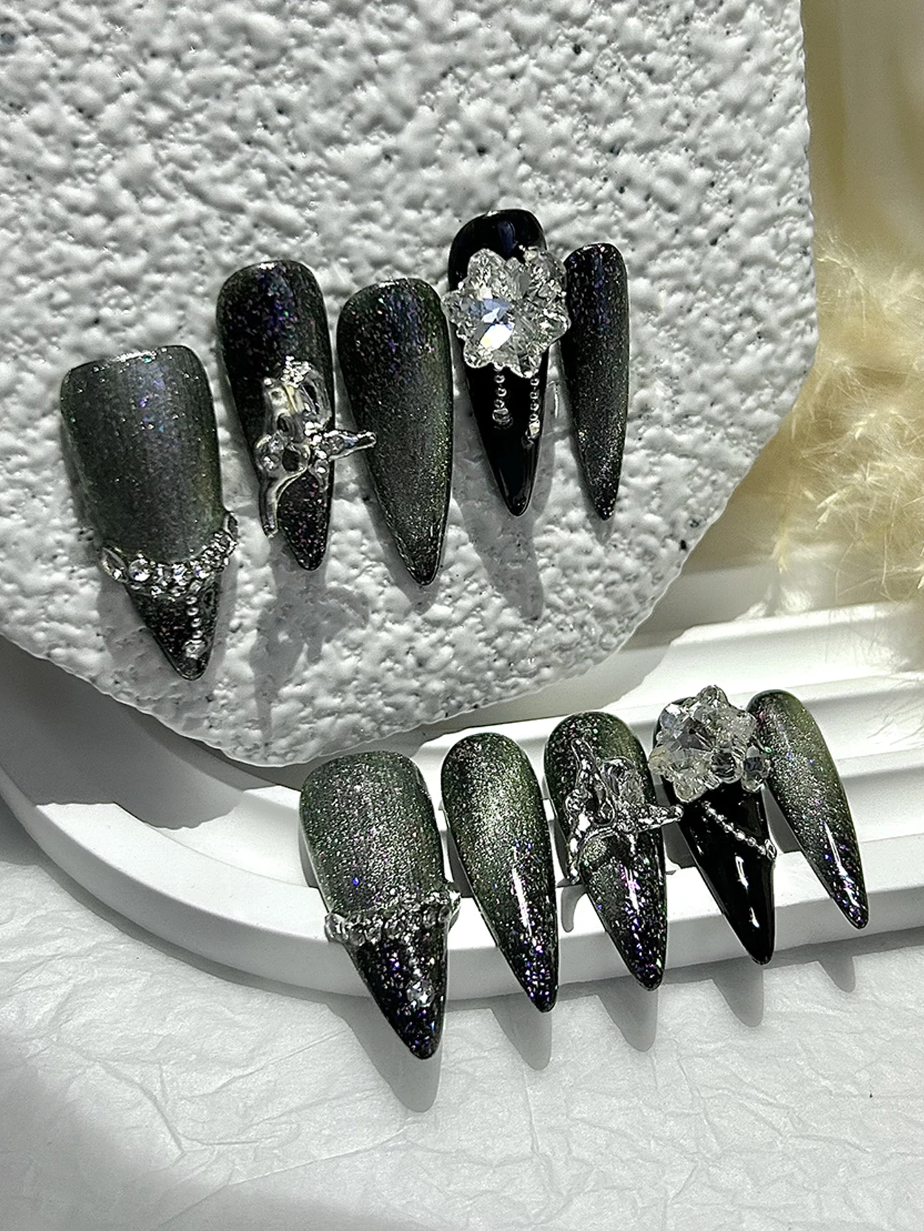 10 sztuk aksamitnych paznokci gradientowych z brokatem, efektem kociego oka, ręcznie robionych paznokci do naklejania, z płatkiem śniegu i cyrkoniami, ciemne sztuczne paznokcie, zdejmowane i wielokrotnego użytku.
