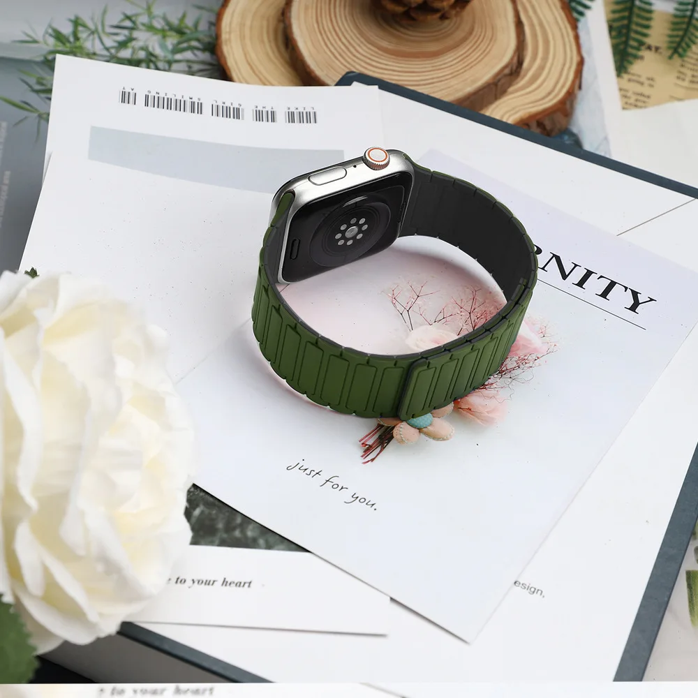 Correa de silicona para Apple Watch Series 10, 42mm, 46mm, 9, 8, 7, 6, 40mm, 41mm, 44mm, 38, 45mm, pulsera magnética para iWatch Ultra 2 49mm