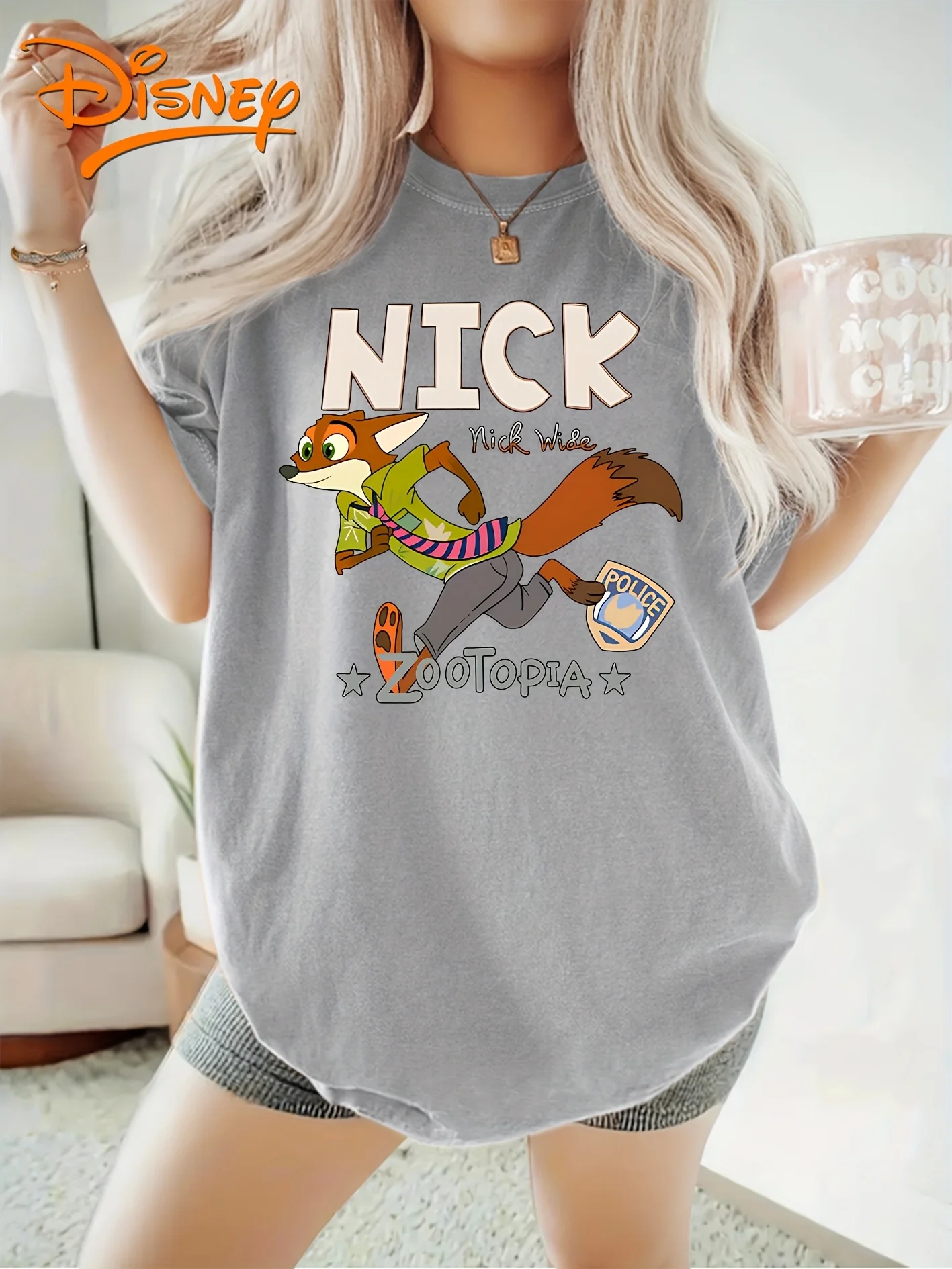 レディース ディズニー 半袖 T シャツ、ズートピアのニックのカジュアルなランニングプリントが特徴で、春、夏に最適です。