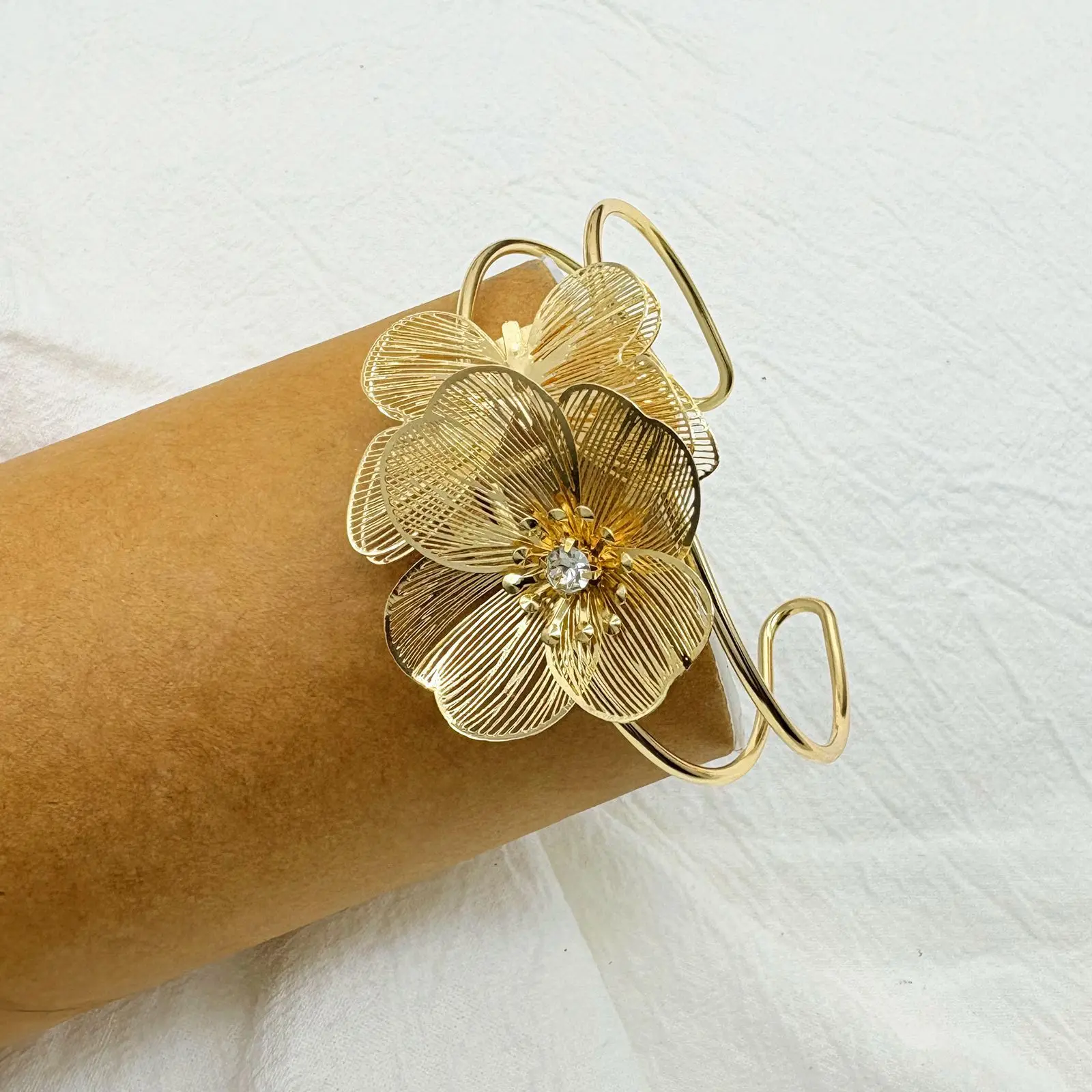 Gold hollow high-end flower butterfly bracelet, diamond-set exaggerated cross-border hot-selling bracelet bracelet bracelet