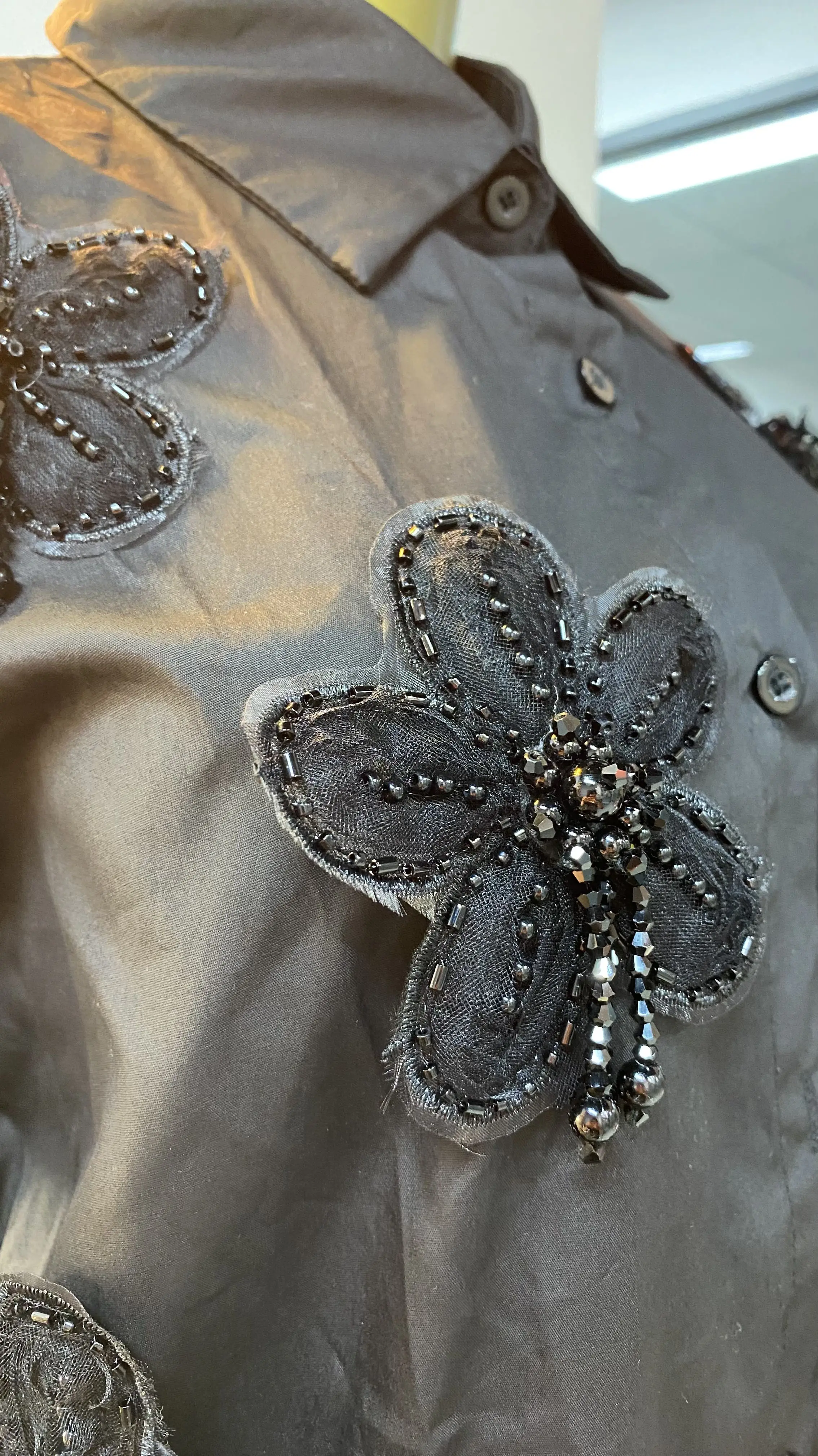 Boutique al por mayor 2025 otoño nueva moda bordado slim fit suelto versátil temperamento camisa de manga larga para mujer-GZMM390