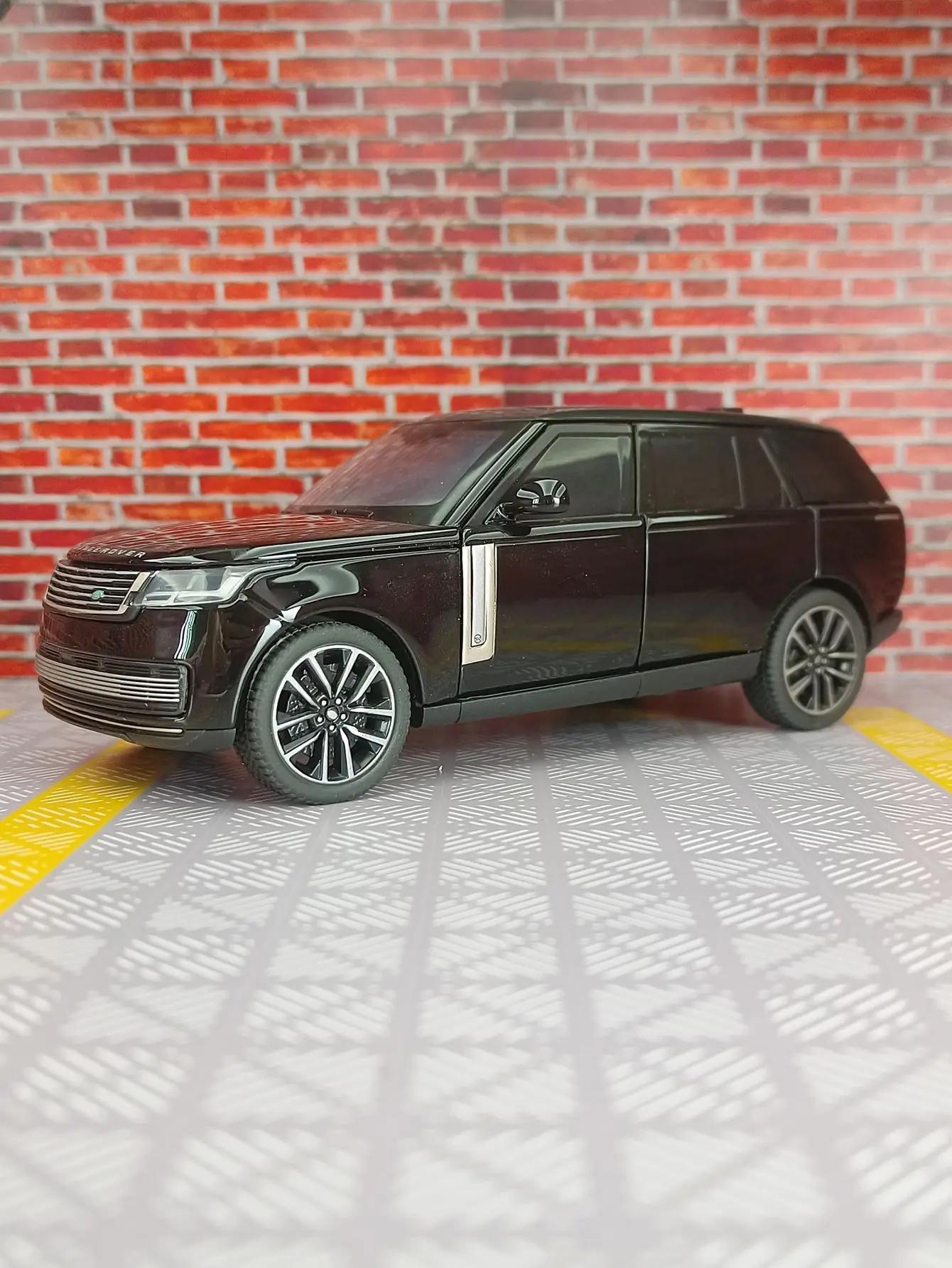 

1:32 Range Rover 2022 off-road vehicle alloy model car door can be opened with acousto-optic pull back toy car ornaments