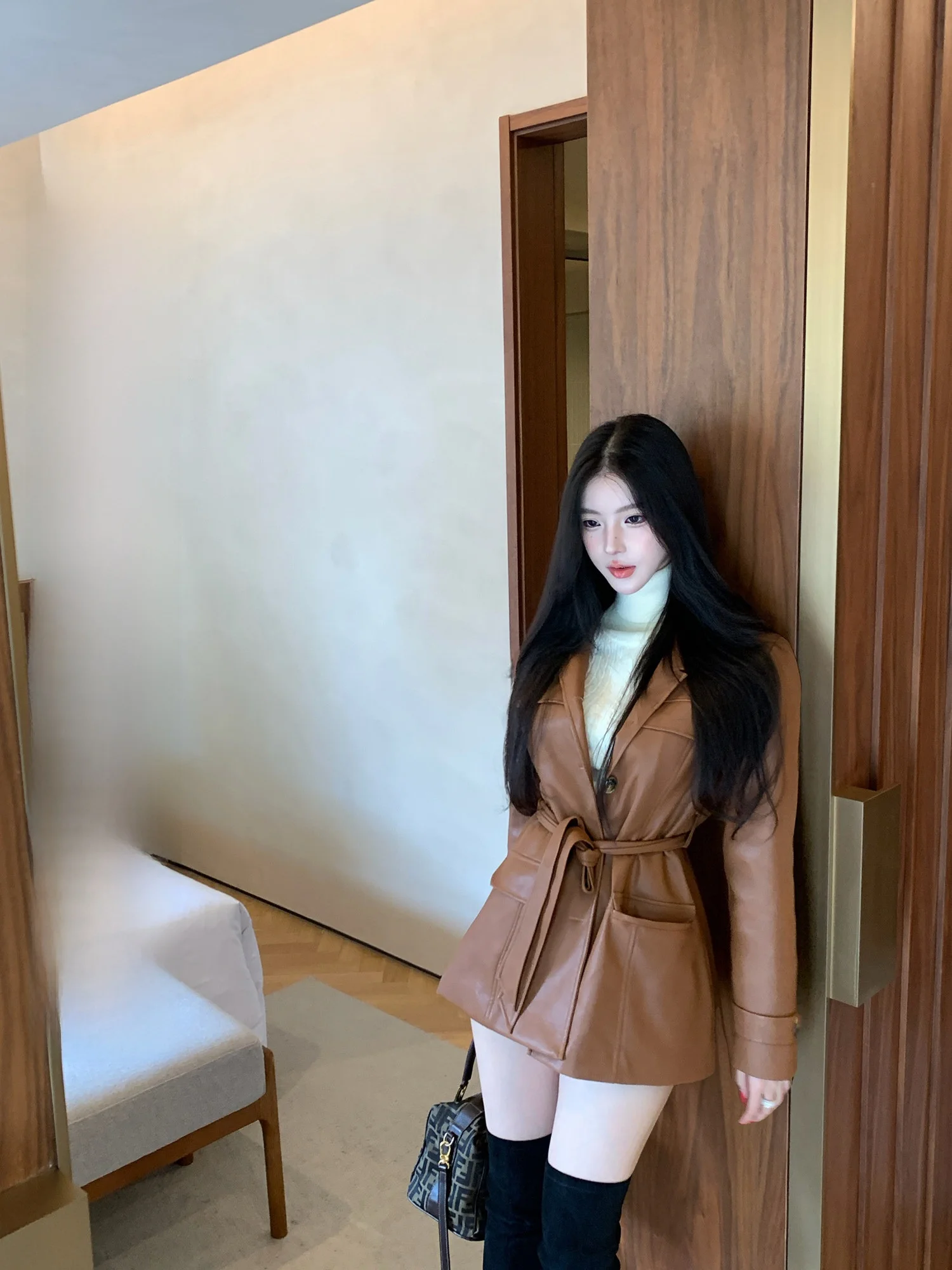 

Женская демисезонная куртка из мягкой кожи с хлопковой подкладкой, воротником-стойкой, поясом, свободного кроя, средней длины