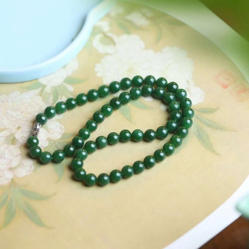 

из натурального хэтяньского нефрита, русского нефрита, старинных гладких бусин и ожерелья из драгоценных камней