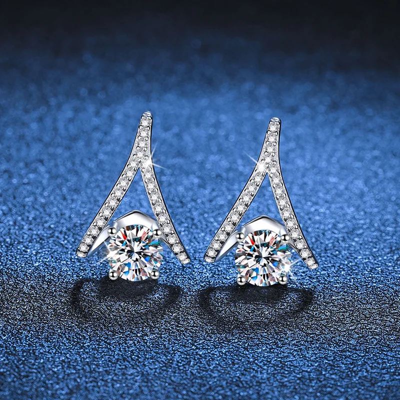 18K platinum diamond stud earrings plated with PT950 platinum earrings light luxury full of diamonds v-shaped 1 carat moissanite