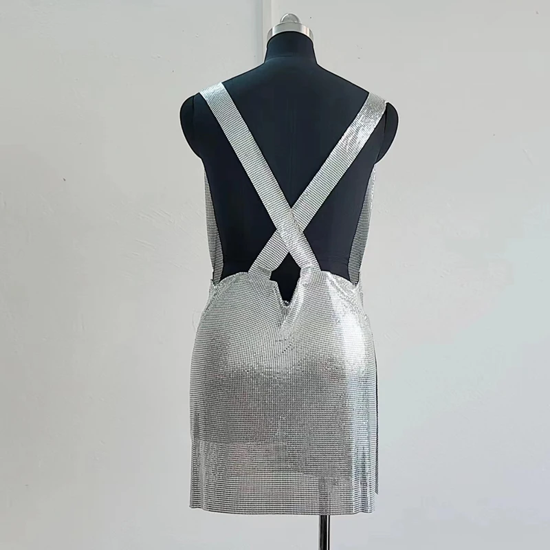 Silbernes Pailletten-Minikleid für Damen, glitzerndes, figurbetontes Partykleid mit Wasserfallausschnitt, sexy, ärmellos, rückenfrei, für Nachtclub und Abendveranstaltungen. – Detail 3
