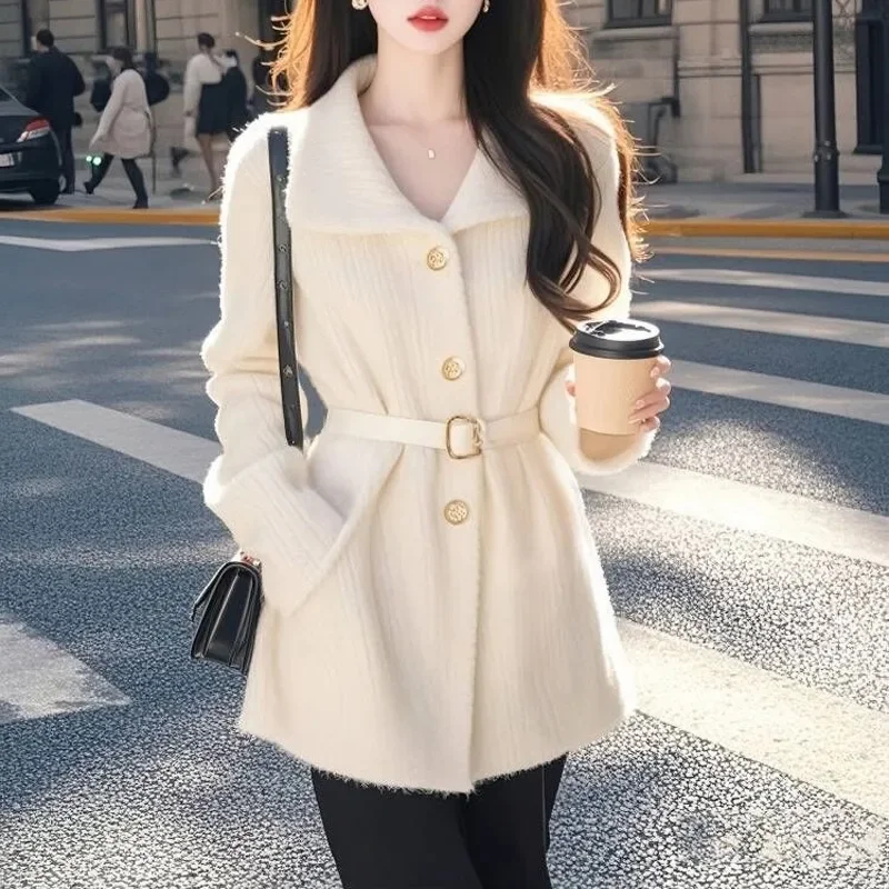 High-grade Temperament Small Fragrance White Knit Cardigan Coat 2024 Winter Lazy Wind Korean Design Feeling Top Modern Stylish