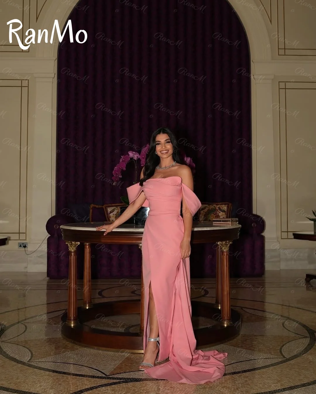 Ranmo 2025 فستان حورية البحر الوردي الحديث الجديد للحفلات الراقصة قبالة الكتف بطول الأرض وفتحة جانبية رداء حفلات Vestidos De Fiesta مخصص