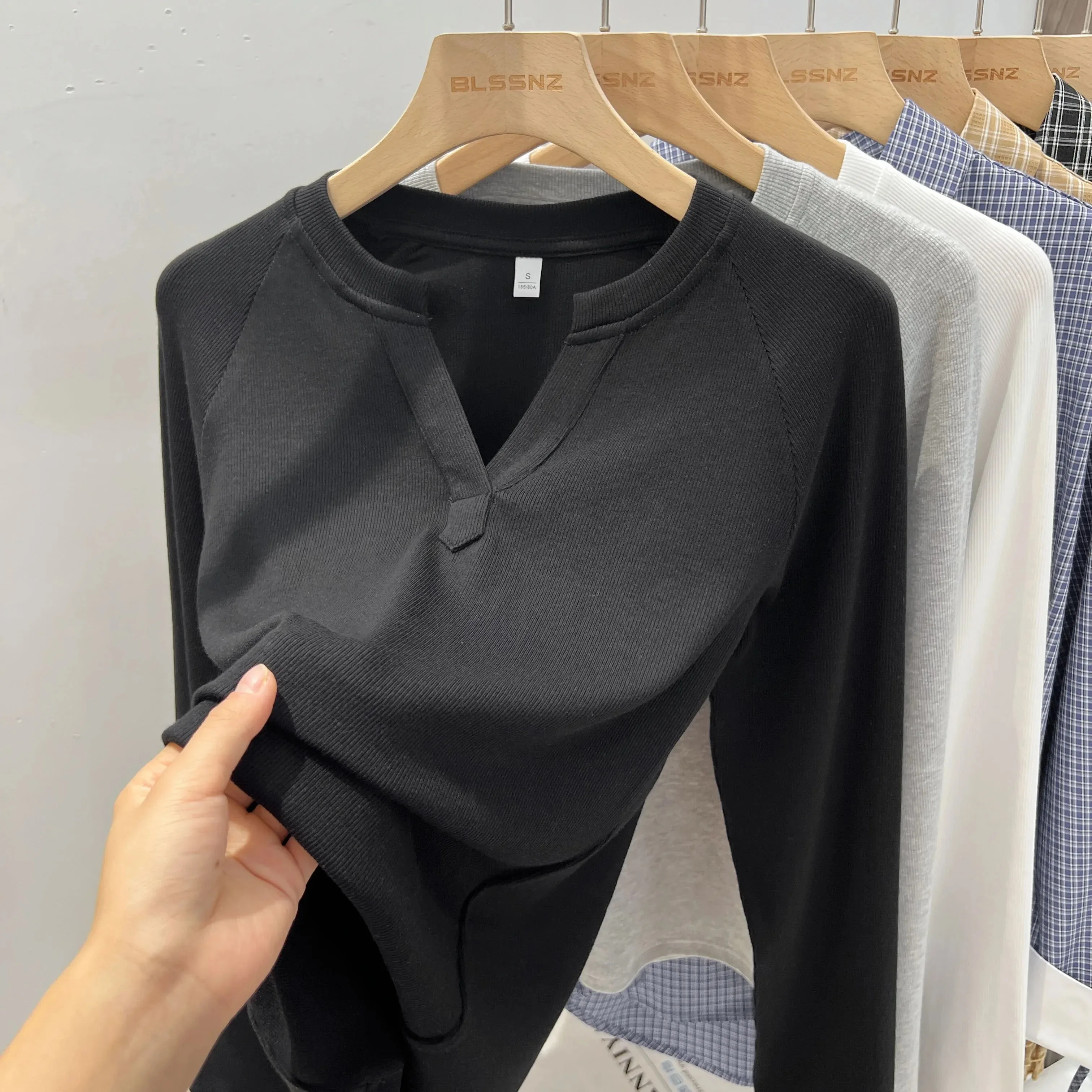 2025 Camiseta de manga larga con cuello en V ajustada de estilo básico para mujer, camiseta informal versátil de estilo coreano con capa Base Simple para mujer