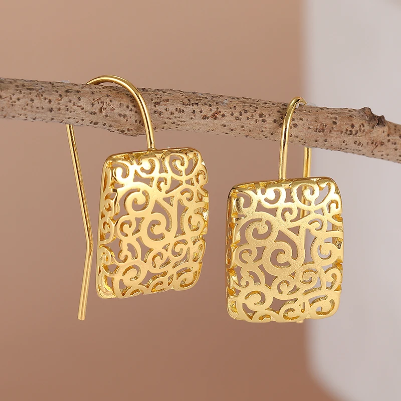 Vergoldete Metall-Hängeohrringe für Damen, kompliziertes hohles Schnitzdesign, Bankett- und Party-Schmuck
