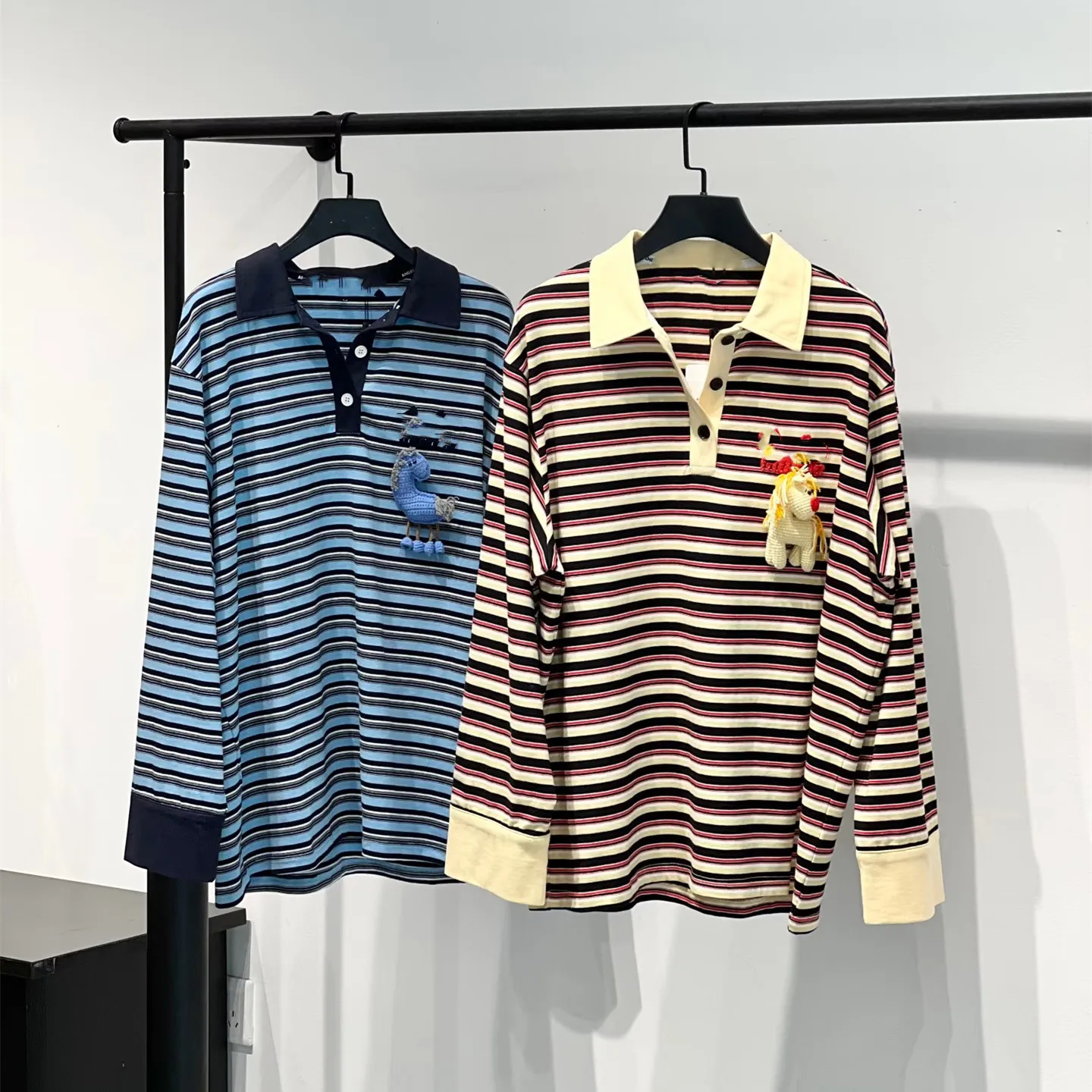 Luksusowy europejski sweter z dzianiny, luźny krój, wzór w paski, odmładzający, jesienno-zimowy, styl uniwersytecki, modny top.