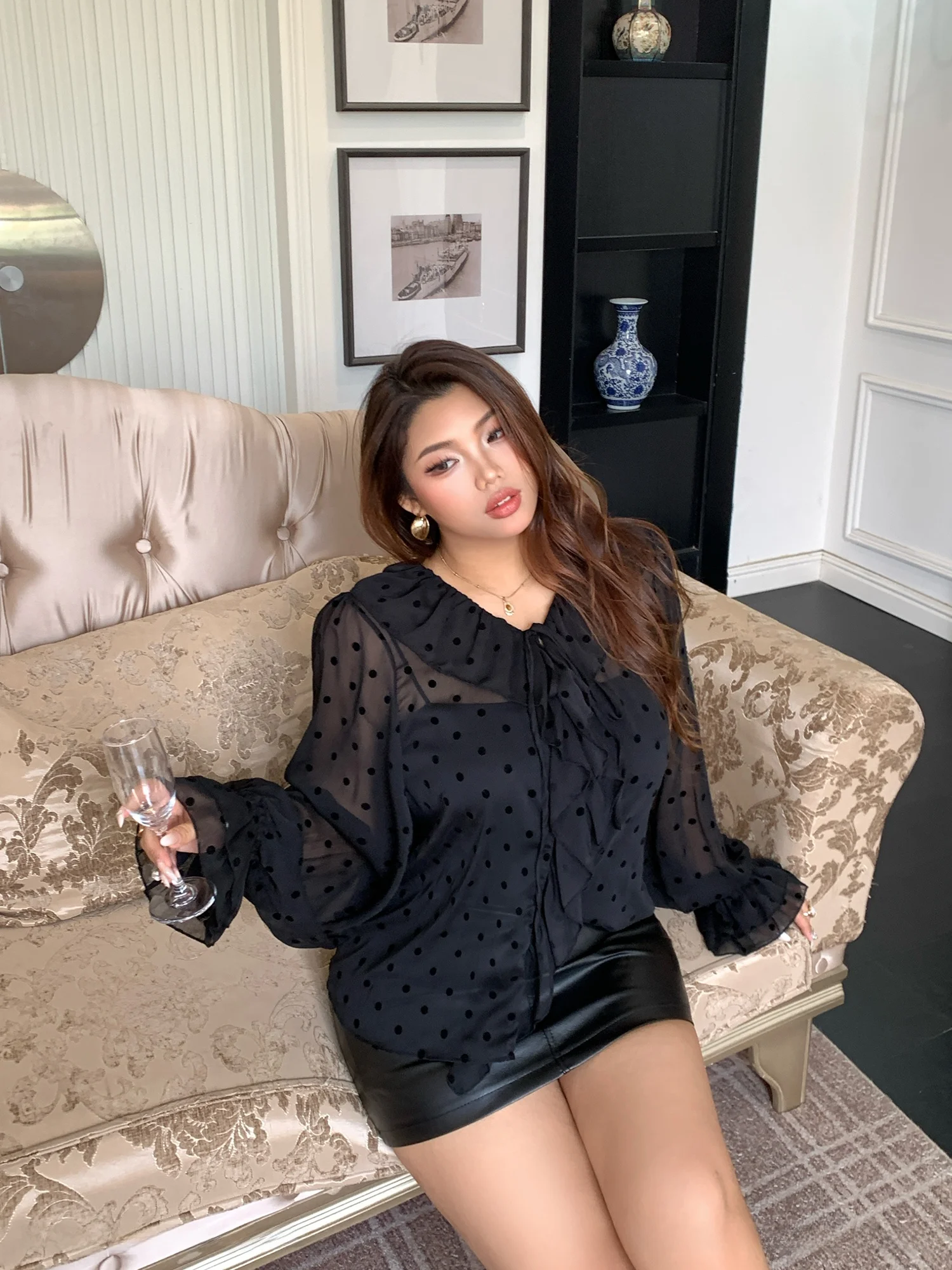 

Niangge Retro Black Polka Dot V-neck Loose Women's Shirt Summer Large Size Slimming Sun Protection Versatile Breathable Top