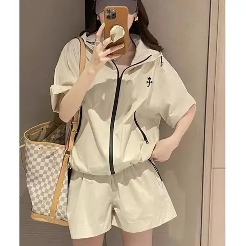 자세히 둘러보기 여름 골프 착용 여성 2025 새로운 정통 골프 정장 후드 선 스크린 셔츠 + 골프 반바지 스포츠 두 조각 세트 여성 골프 옷