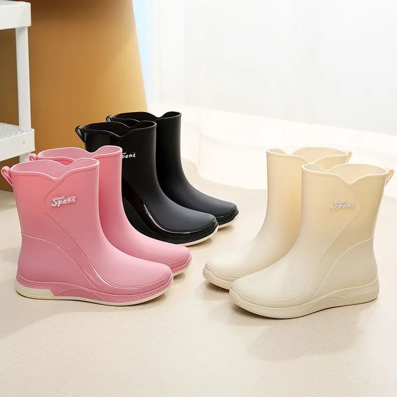 Fashionable rain boots for women warm autumn and winter rain boots, non-slip women\'s rubber shoes adult plus fleece rubber boots