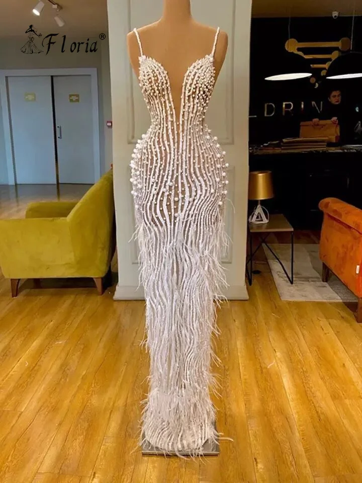 Elegante completo de pérolas sereia vestido de noite branco cinta de espaguete penas até o chão ver através do vestido de baile robe de soiree