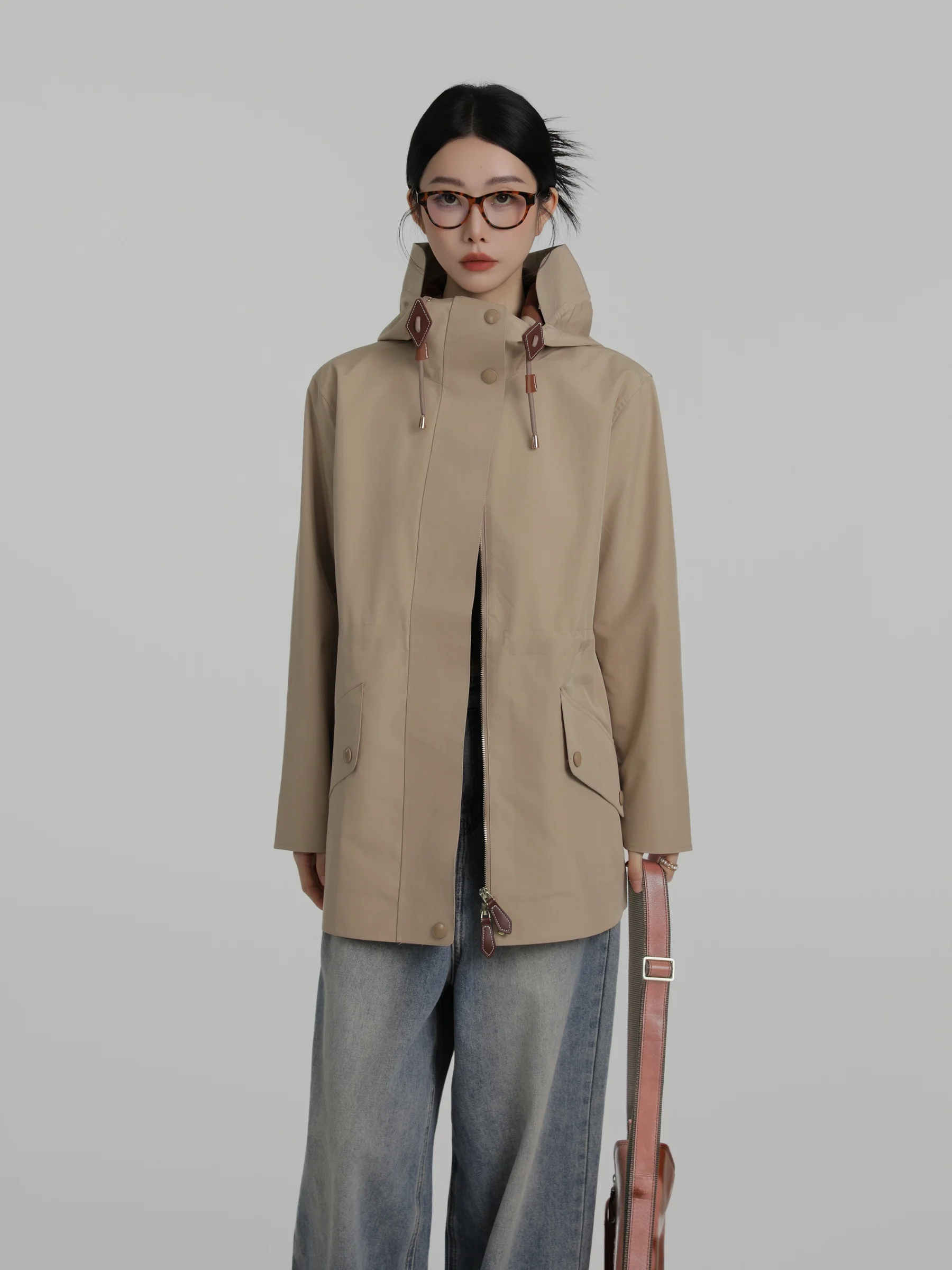 

DYLIELY 2026 Весенняя рабочая одежда: Женское длинное пальто с капюшоном и утяжкой на талии, из полиэстера, на молнии, с длинными рукавами