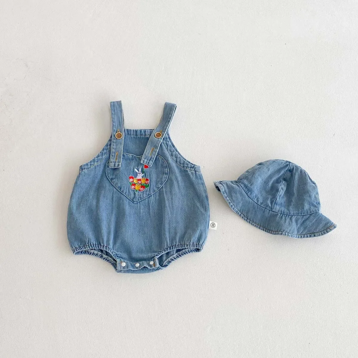 

Baby Boys and Girls Summer New Denim Strap Bag fart Clothes Western Embroidered Korean Edition Outward jumpsuit Crawler Clothes