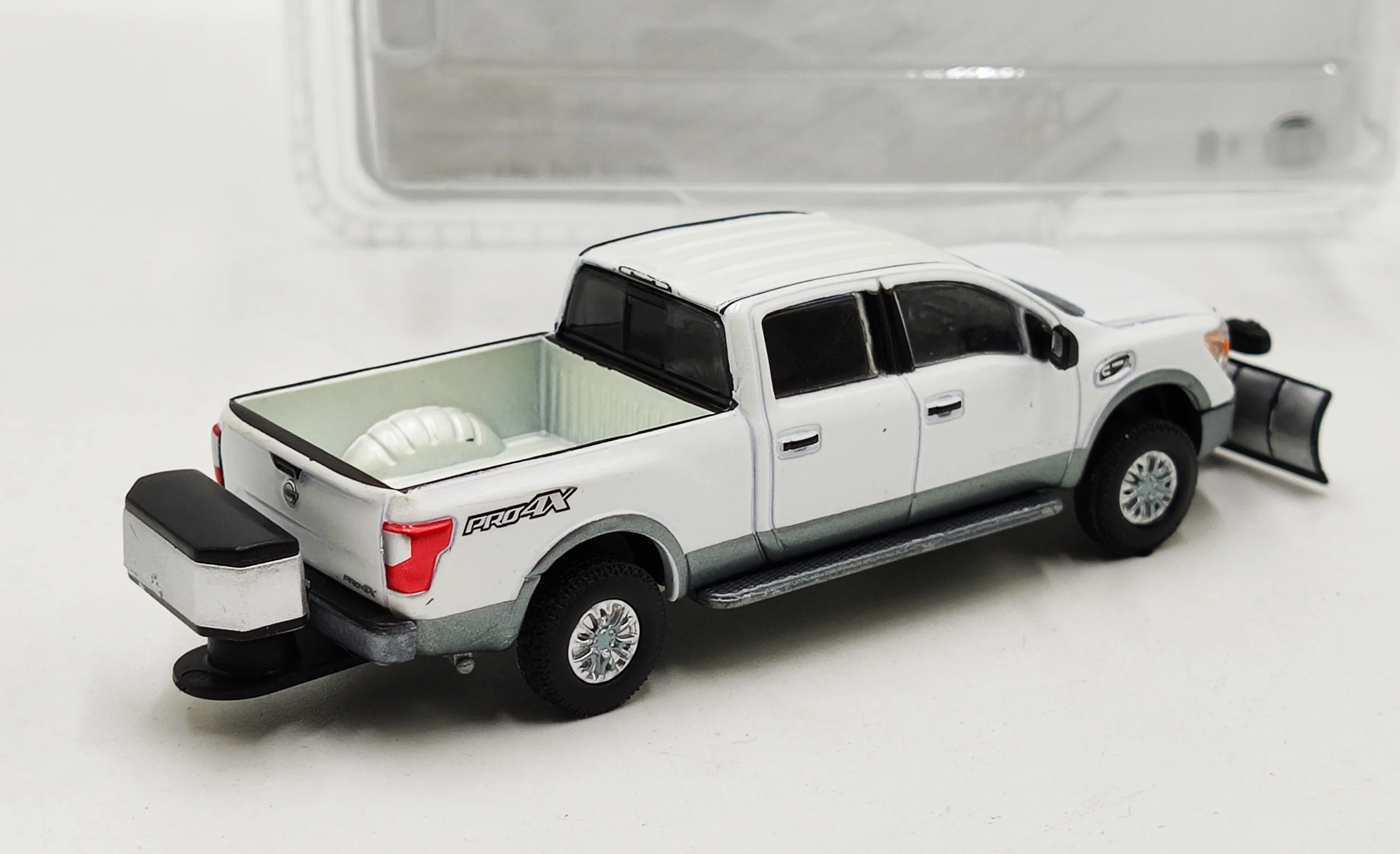 1: 64 2018 Nissan Titan XD Pro-4X Nissan Bulldozer Truck Alloy car model collection gift ornaments