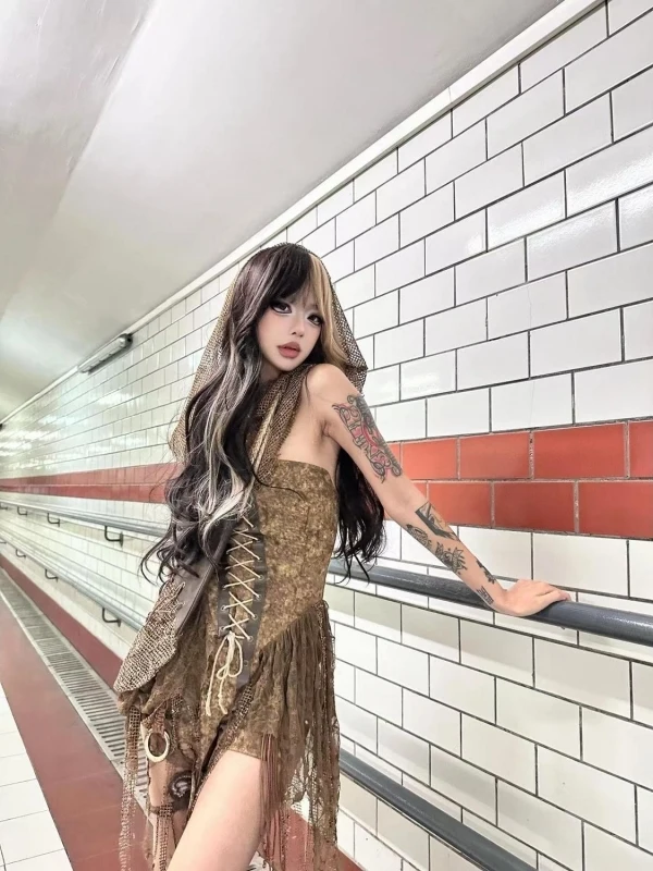 

Комплект из трех предметов в стиле Y2K: асимметричные шорты, топ с открытыми плечами и винтажный платок для женщин