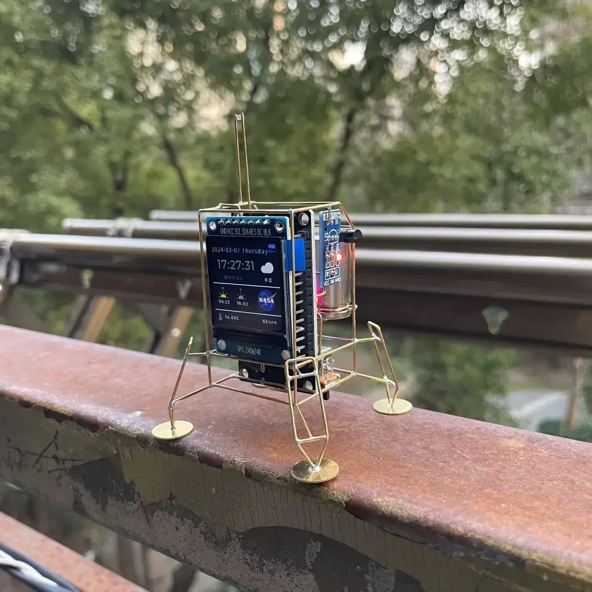 DIY bornlander ruční ničí lander lander WIFI plocha hodiny okrasa psací stůl dekorace dar