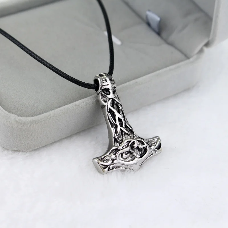 Vintage Retro Norse Viking Necklaces Key Buckle Rock Punk Thor Mjolnir Hammer Pendant Scandinavian Rune Nordic Amulet Jewelry