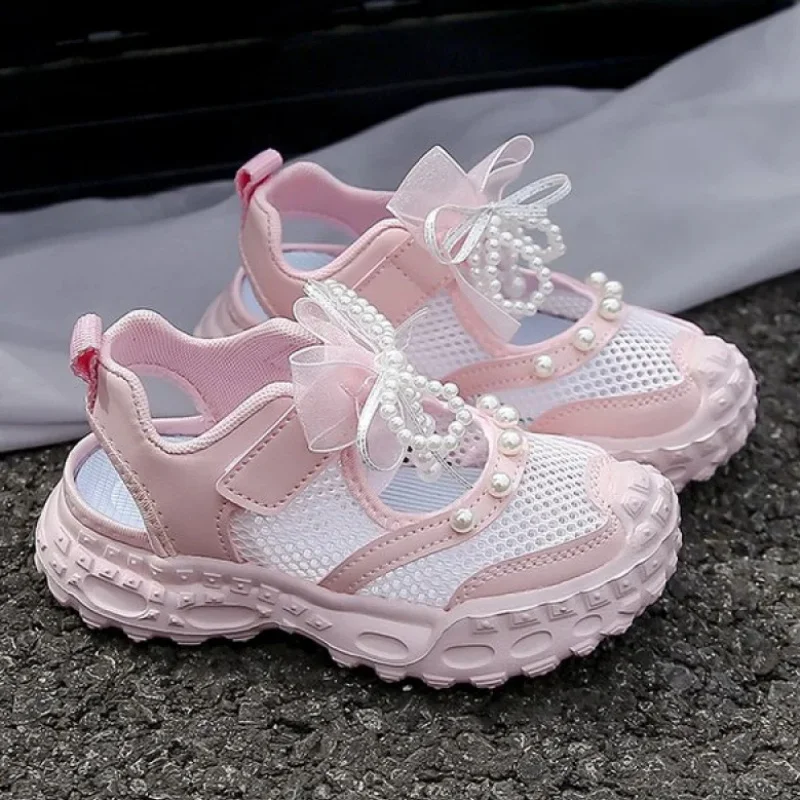 

Дышащие кроссовки для девочек с перфорацией в корейском стиле, украшенные жемчугом, летняя спортивная обувь для девочек, модная детская обувь.