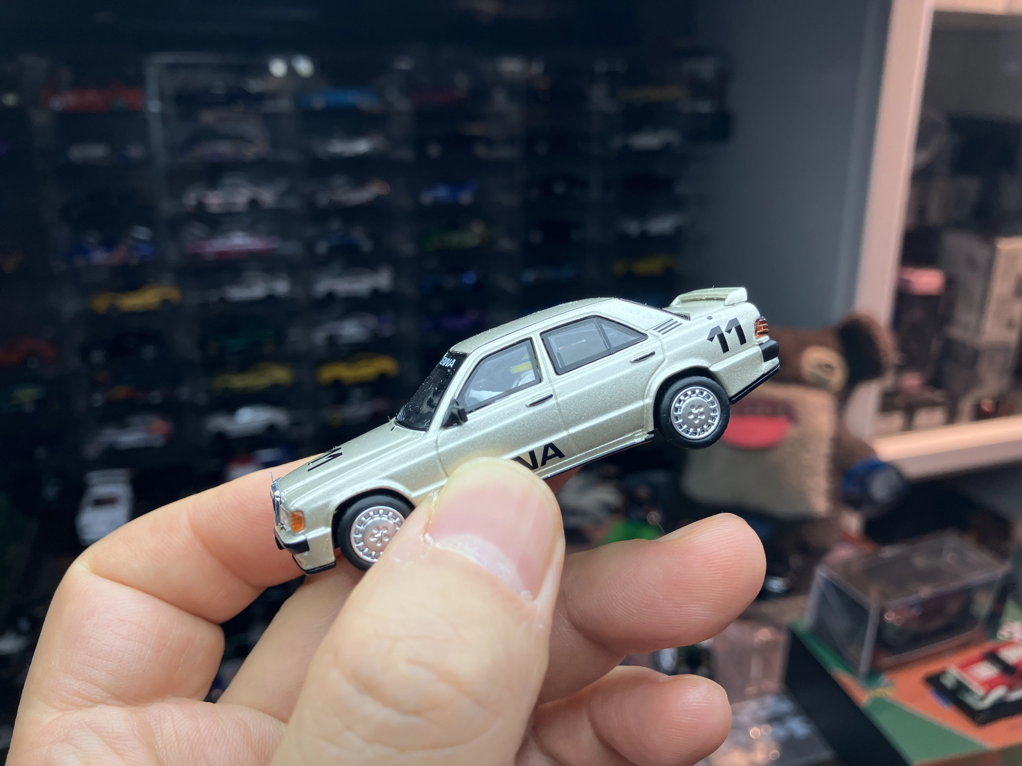 mini-gt-mb-190-e-23-16-11-ayrton-senna-1984-nurburgring-race-of-cha-modele-de-voiture-miniature-en-alliage-edition-limitee