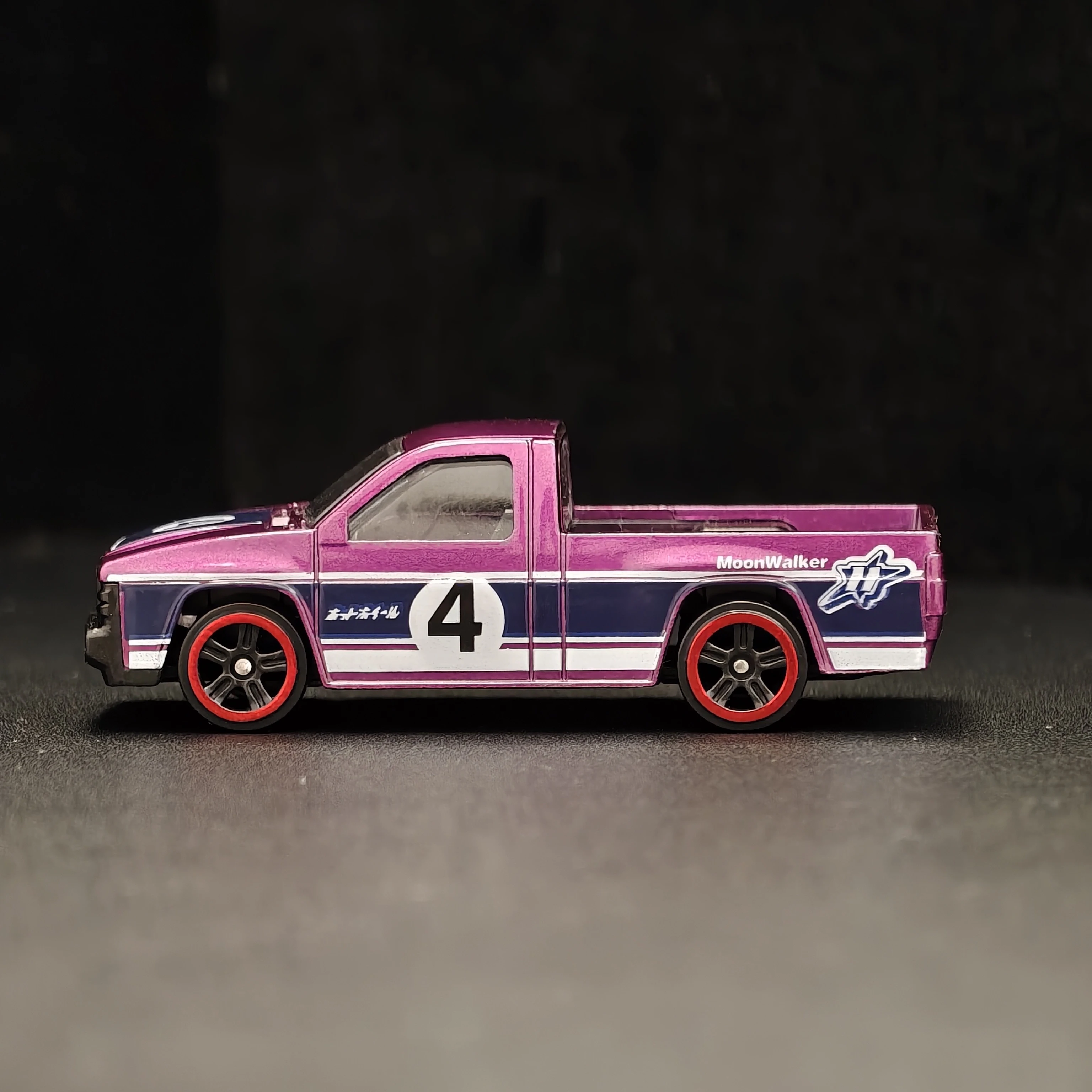 1/64 Scale Diecast Alloy Pickup Truck Toy Purple No.4 Racing Style Metal Body for Boys Hobby Collection Race Fans Souvenir Gift