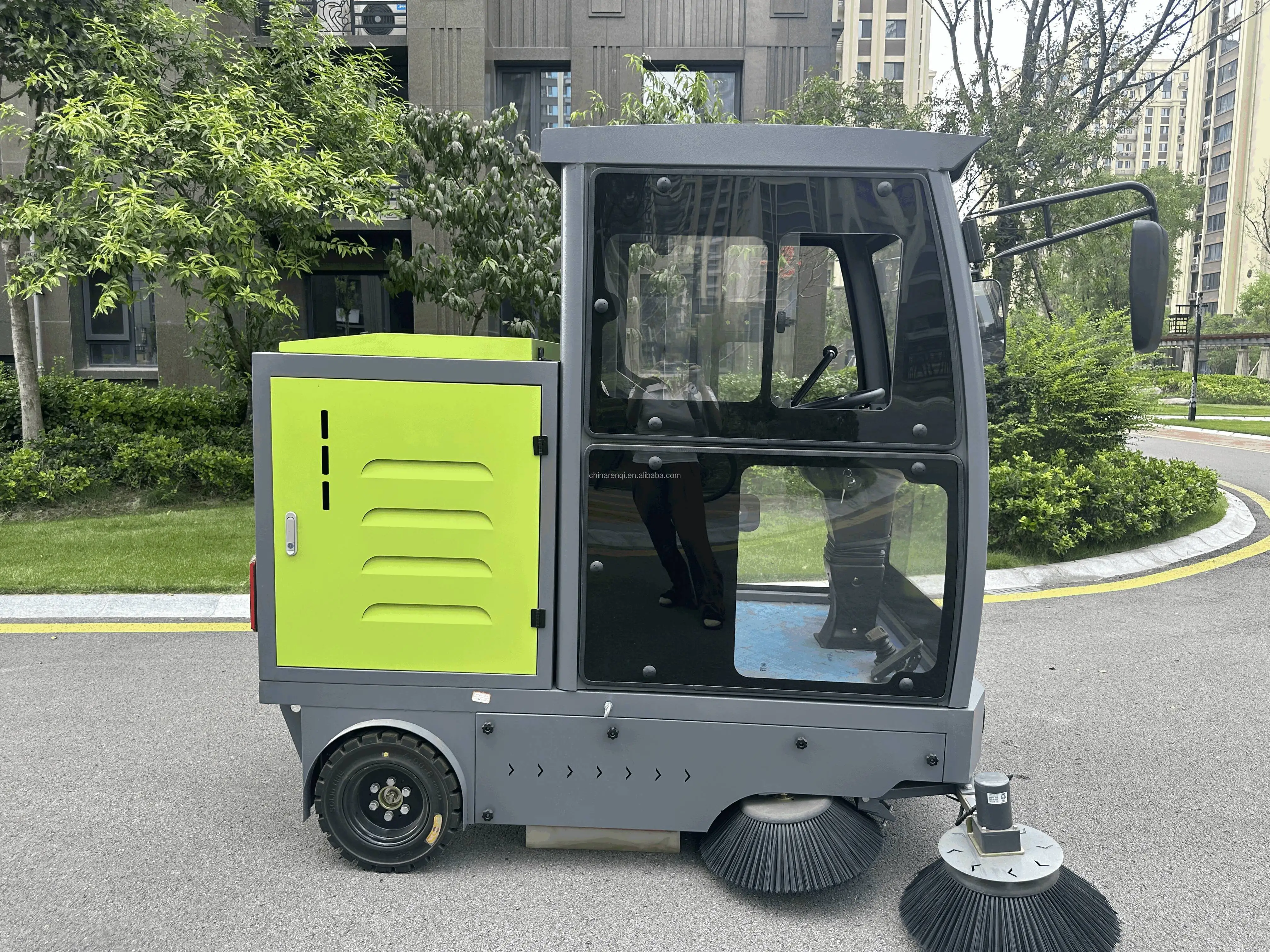 Customized New Commercial Outdoor Electric Self-Propelled Ride-on Road Sweeper With 48V 150Ah Battery For Parking Lot & Campus M