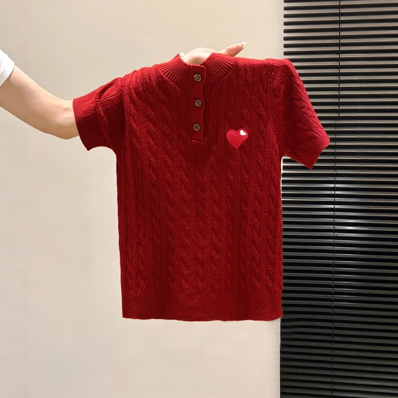 

Женский трикотажный топ с круглым вырезом и вышивкой в виде красного сердца, с коротким рукавом, для ранней весны, облегающий базовый слой, модная нижняя рубашка