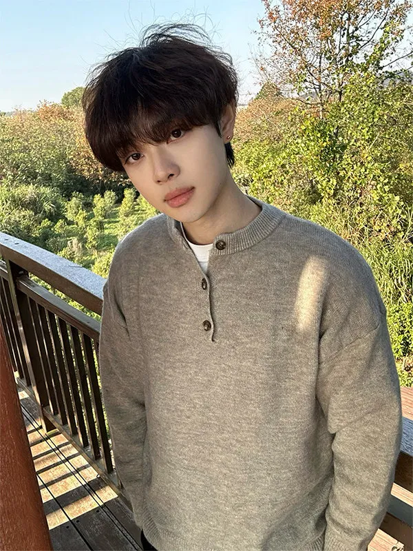 

Утепленный серый вязаный джемпер с воротником хенли для мужчин: молодежный, теплый, базовый слой, с длинным рукавом, в винтажном стиле, для отдыха