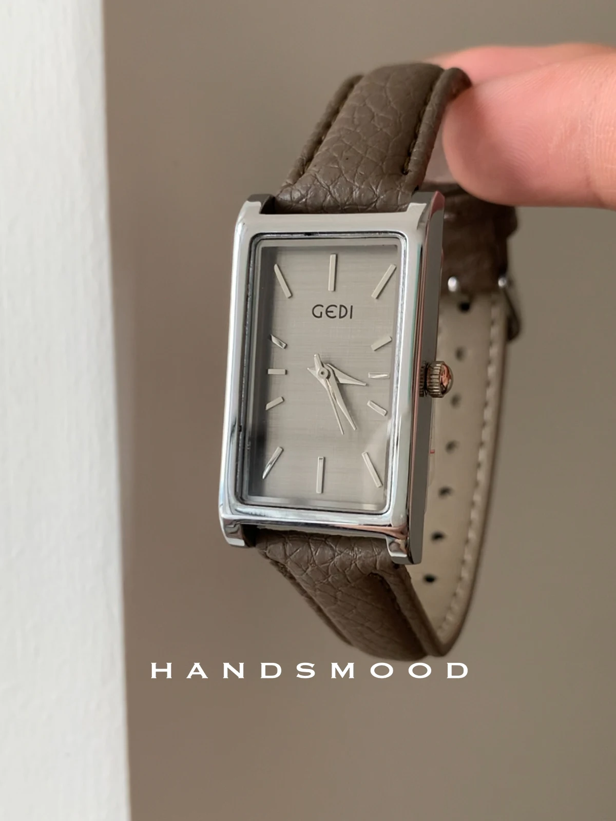 

Rectangular silver-gray stylish and sophisticated leather women's watch, suitable for both work and casual occasions.