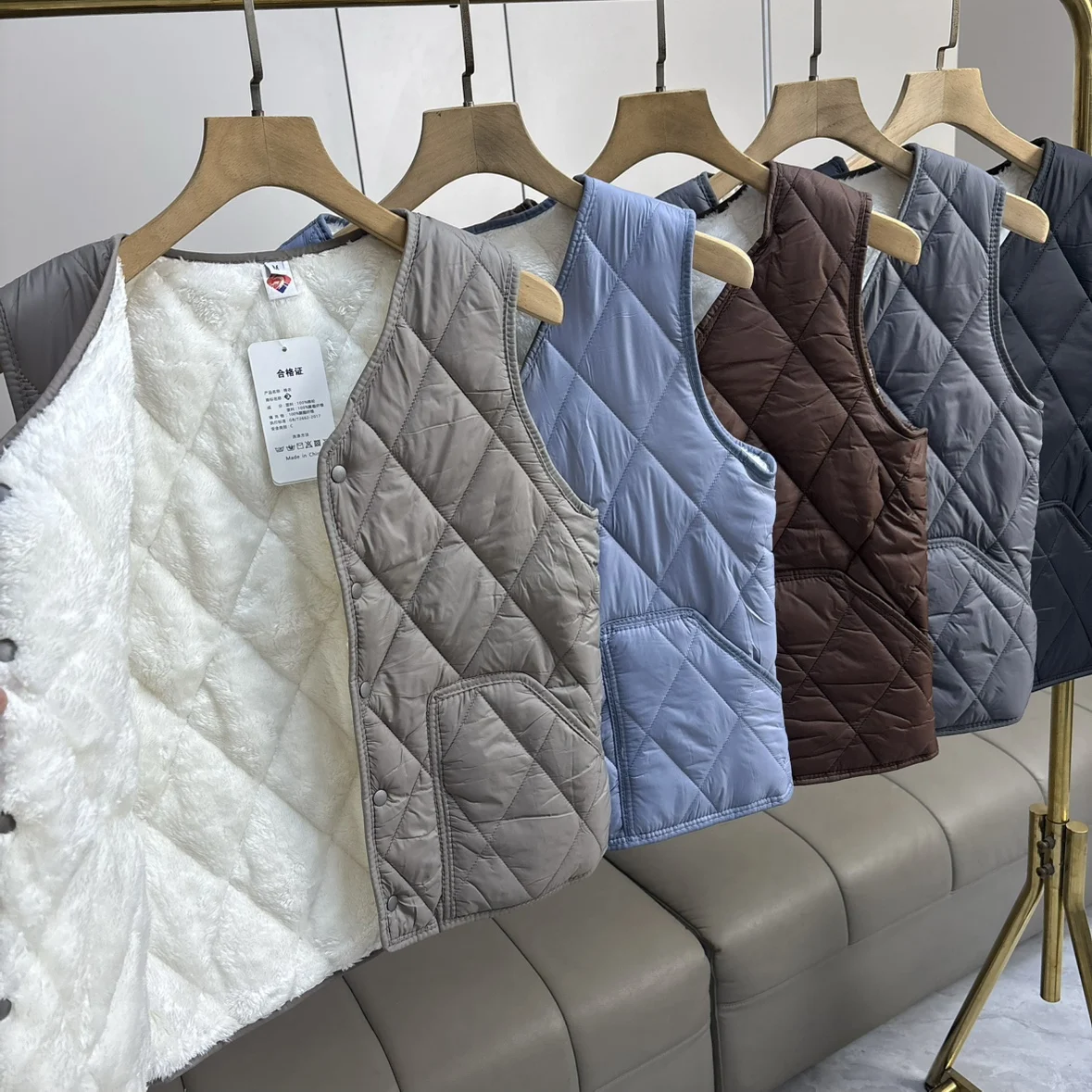 

Thiened Fce Diamond Stitching V-Ne Men's Vest Inner Warm Comfortable Faionable Winter Stand Length Single Button