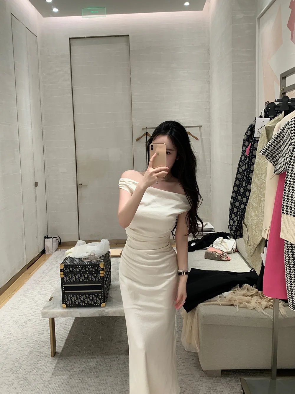 กระโปรงยาวทรงเข้ารูปเอวสูง ผ้าซาตินเนื้อนุ่ม รุ่น Dr One oulder จับจีบ พร้อมซิปด้านหลัง สำหรับผู้หญิง