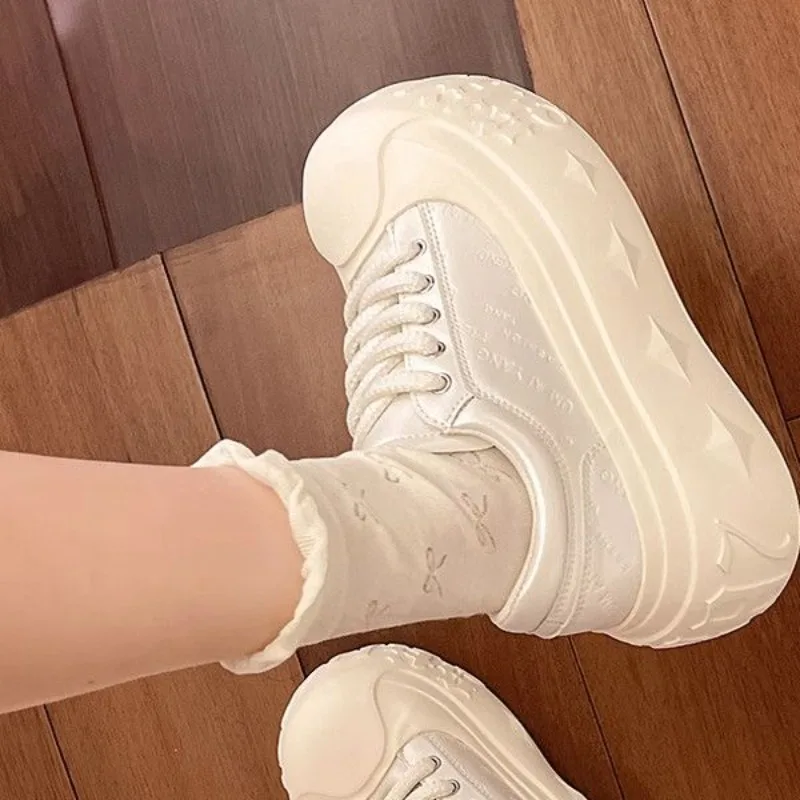 

Женские модные кроссовки 2025 года, белые массивные низкие кроссовки с повышением высоты 3,5 см, идеально подходящие для спортзала, уличной одежды, путешествий