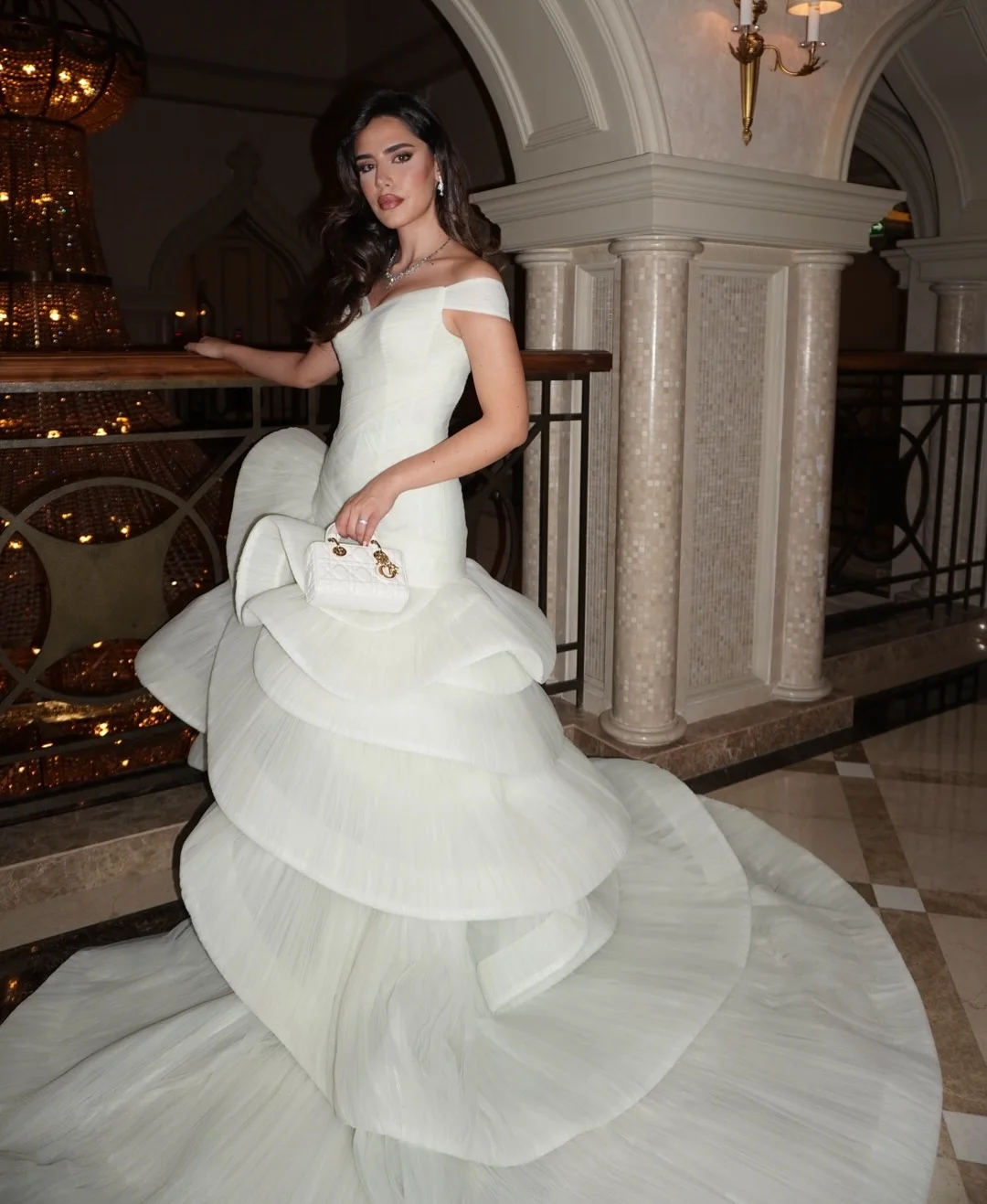 Meetlove بسيط مخصص عاري الكتفين ورقبة على شكل حرف v بدون أكمام طول الكاحل طيات بيضاء أنيقة للنساء للحفلات 2025