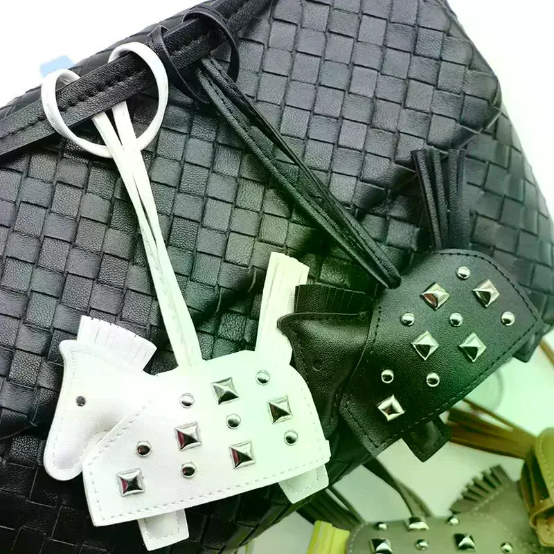 Accesorios de moda para bolso: Colgante de potro de cuero PU cosido a mano con remaches plateados
