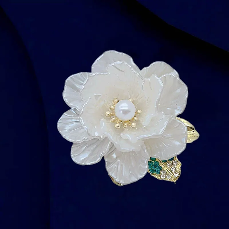 

High-end light luxury white peony brooch, women's camellia brooch, small fragrant style pearl flower pin accessory