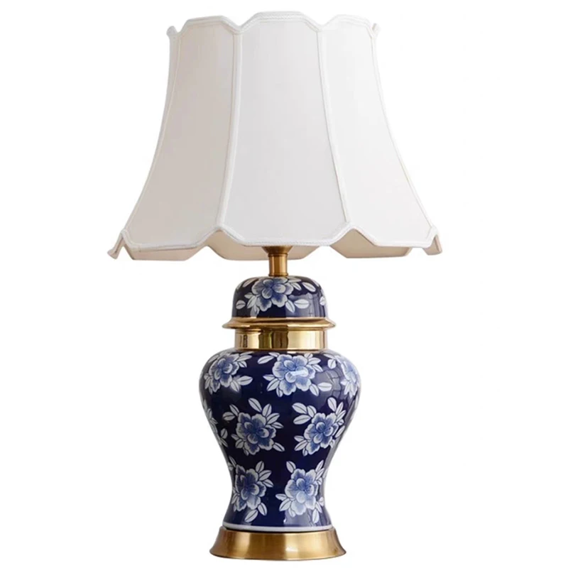 New Chinese hand-painted blue blue and white ceramic lamp bedroom bedside hotel villa living room lamp